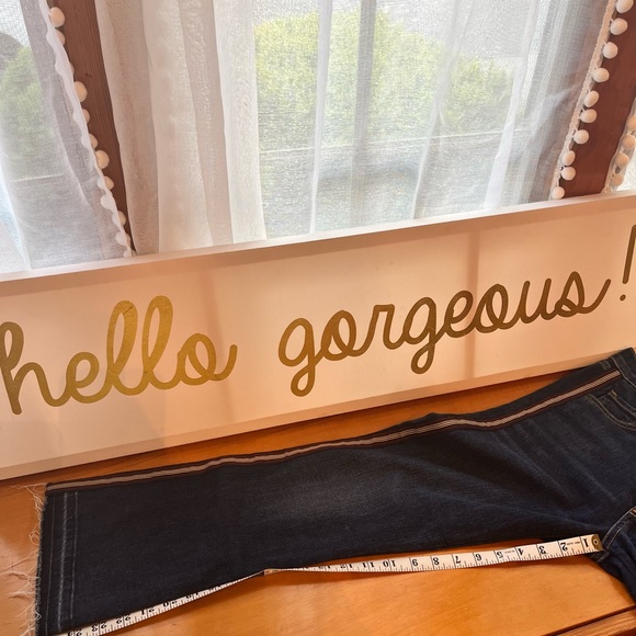 Flattering VERONICA BEARD Carolyn "Baby Boot" Stretch Button Fly Jeans - Picture 9 of 9